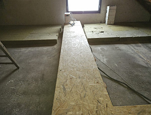 Zateplení stropu rodinného domu pomocí foukané izolace